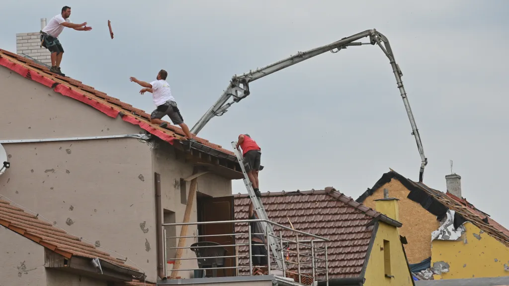 Oprava poničených domů po tornádu v Mikulčicích