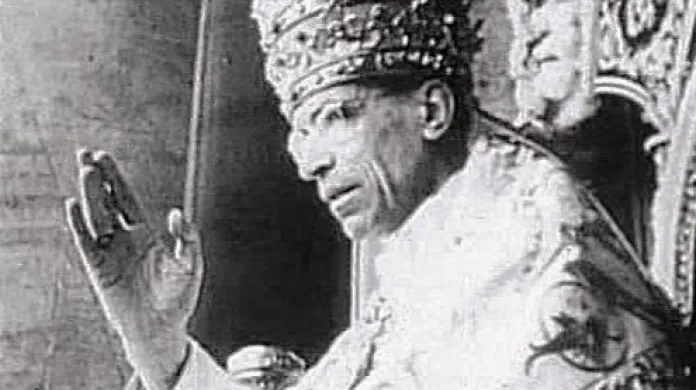 Kontroverzní papež působící za druhé světové války.