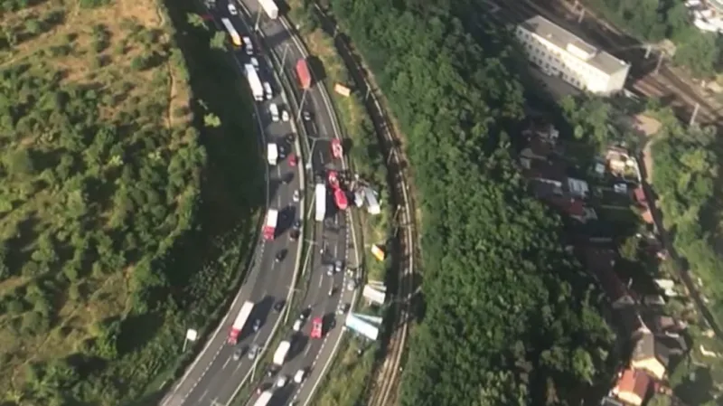 Převrácený kamion komplikuje dopravu na Jižní spojce