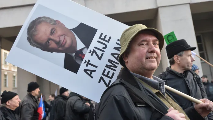 Miloš Zeman však má i početnou skupinu příznivců. Na snímku akce na Albertově v listopadu 2015