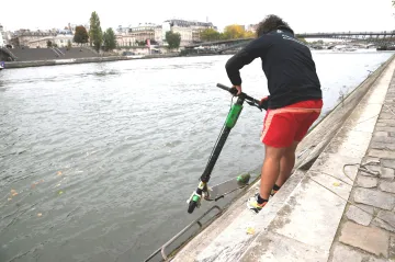 Francie zpřísňuje pravidla pro elektrické koloběžky. Za překročení rychlosti hrozí pokuta 38 tisíc korun