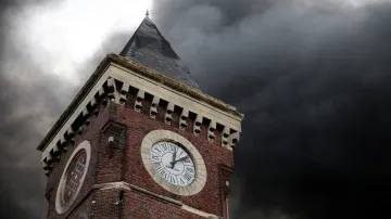 Centrum Rouenu zahalil hustý černý dým