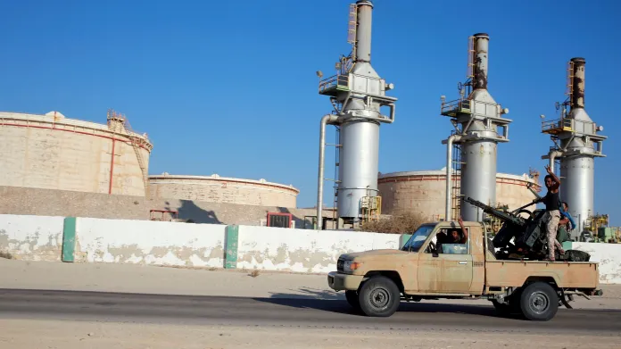 Haftarovy síly u jednoho z ropných terminálů u Benghází v roce 2016