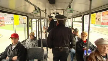 Hlídka městské policie v autobuse