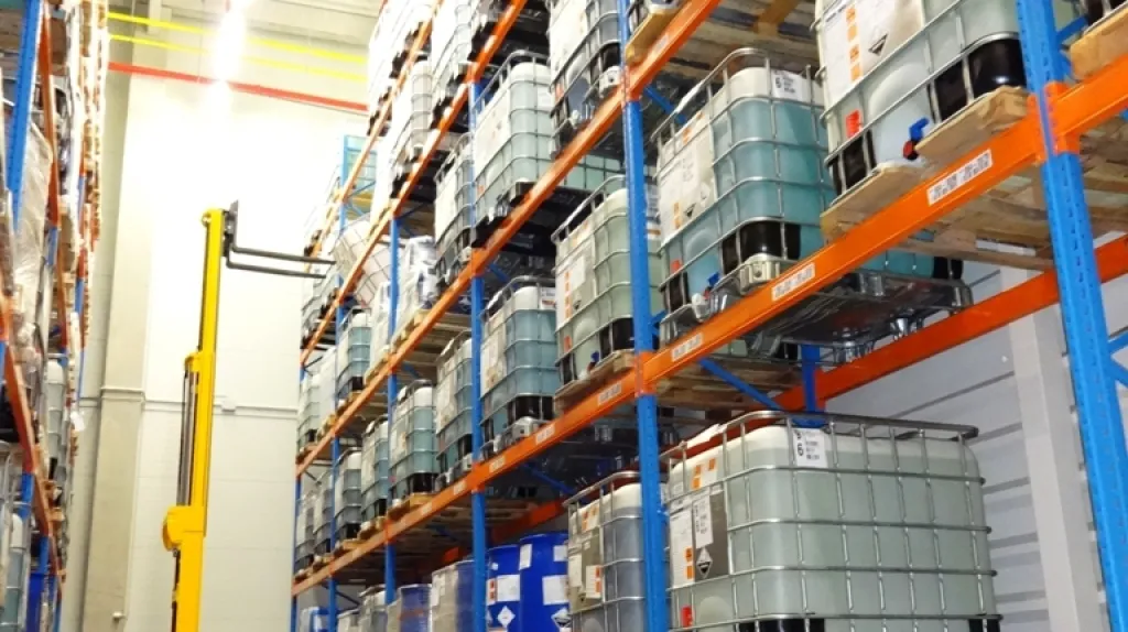 Kontejner se žíravinou se vzpříčil ve skladovací konstrukci