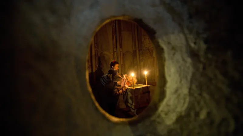 Věřící v edikule chrámu Božího hrobu
