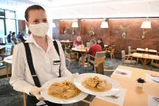 Restaurace by měly více dbát na opatření proti nákaze, říká expert