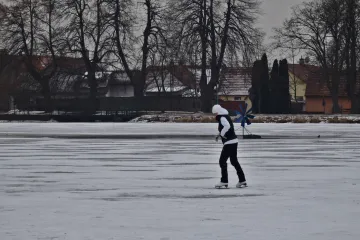 Mráz sevřel východ republiky. Nejchladněji bude v noci na středu
