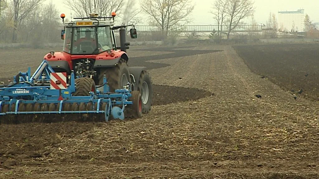 Traktor se pohybuje po poli s pomocí navigace