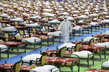 Když karanténa přijde pozdě. Íránci na počátku epidemie líbali svatyně, teď plní masové hroby