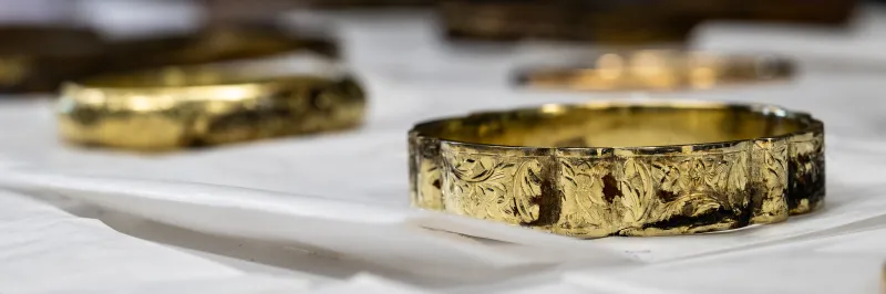 Schránku s pokladem našli mezi kameny, teď si turisté rozdělí štědré nálezné