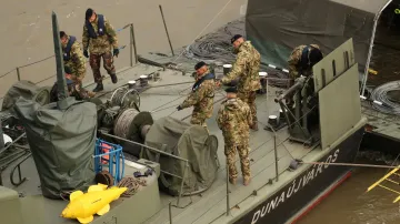 Vojáci na místě lodního neštěstí v Budapešti