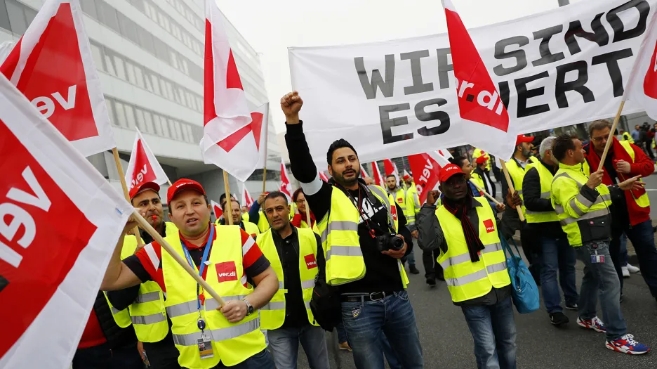 Odboráři veřejného sektoru při stávce za vyšší platy na letišti ve Frankfurtu