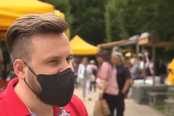 Část lidí nosí roušky dobrovolně, někteří se však setkávají s nevolí