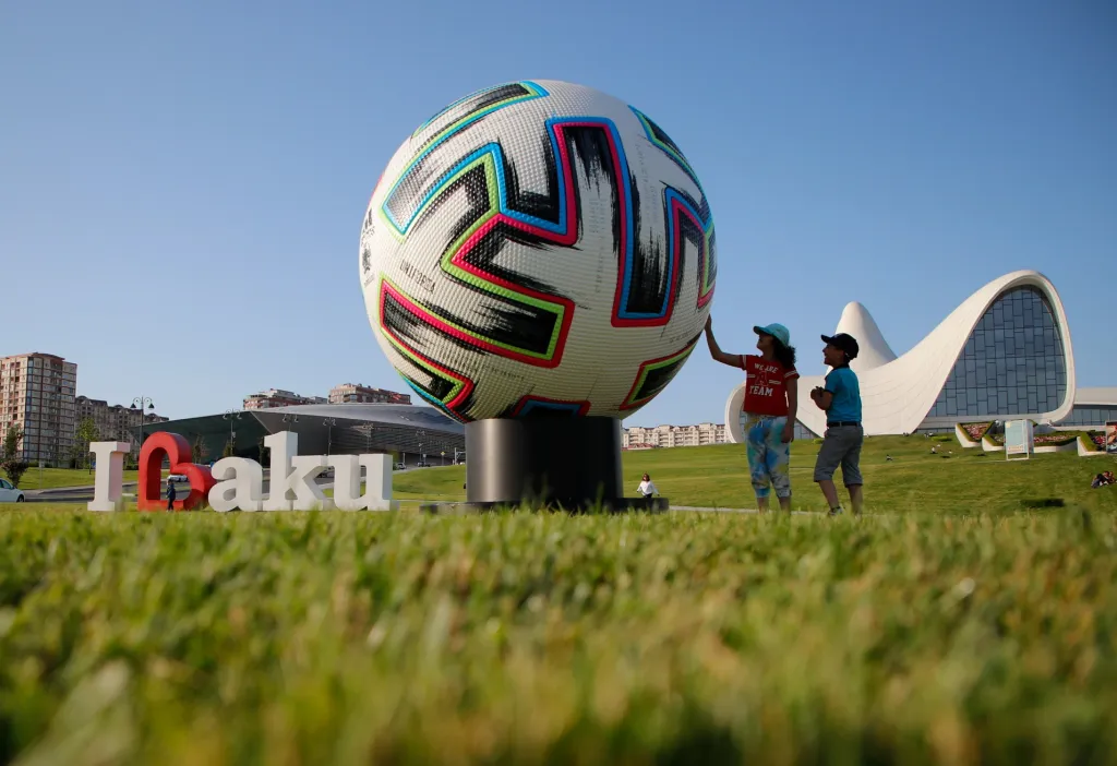 Děti si prohlížejí obří model oficiálního míče UEFA Euro 2020 v ázerbájdžánském Baku. Evropský fotbalový svátek vypukl 11. června a končí 11. července