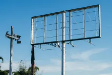 Nelegální billboardy chtějí silničáři odstranit do konce roku