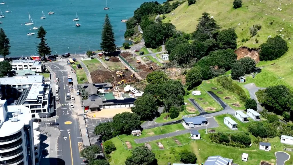 Následky sesuvu půdy v tábořišti na novozélandském Severním ostrově