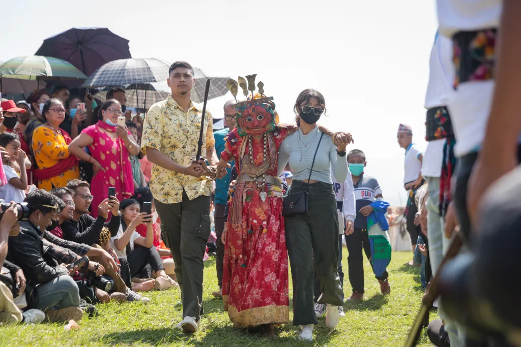 Festivalu Šikali Jatra v nepálském Pátanu vévodí ozdoby, masky a kostýmy, které jsou zasvěceny hinduistickým bohům