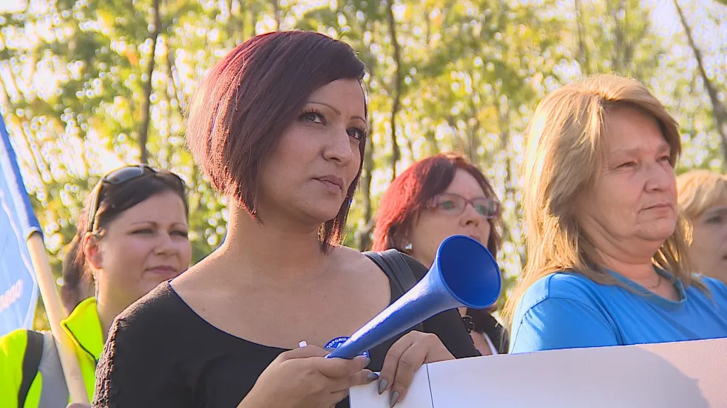 Lidé protestují proti vedení firmy v Modřicích