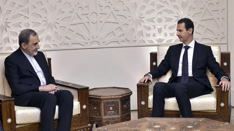 Alí Akbar Velajátí během jednání s Bašárem Asadem