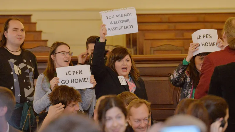 Protesty před vystoupením Le Penové