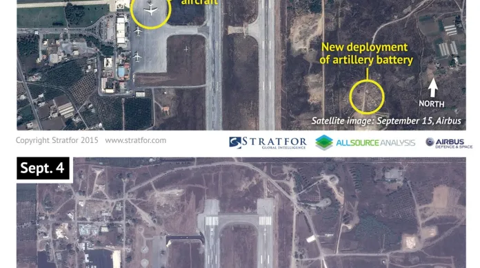 Satelitní snímky letecké základny v Latakíji