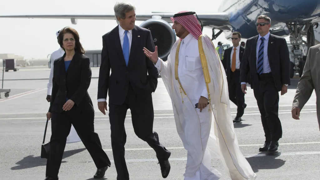 John Kerry při příjezdu do Dauhá