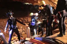 Začala evakuace školáků a trenéra ze zatopené thajské jeskyně 