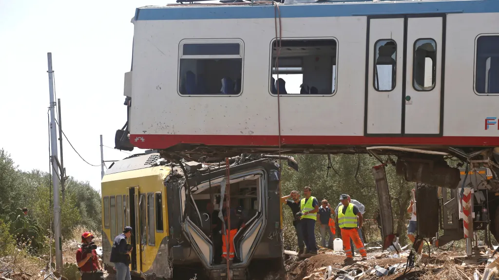 Následky tragické srážky vlaků v jižní Itálii