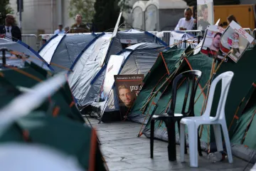Izraelci na protest nocují před ministerstvem obrany. Přejí si nová jednání o rukojmích