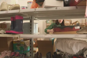 Uprchli z Mariupolu, pomáhají dalším. Na humanitárním centru jsou závislé tisíce rodin