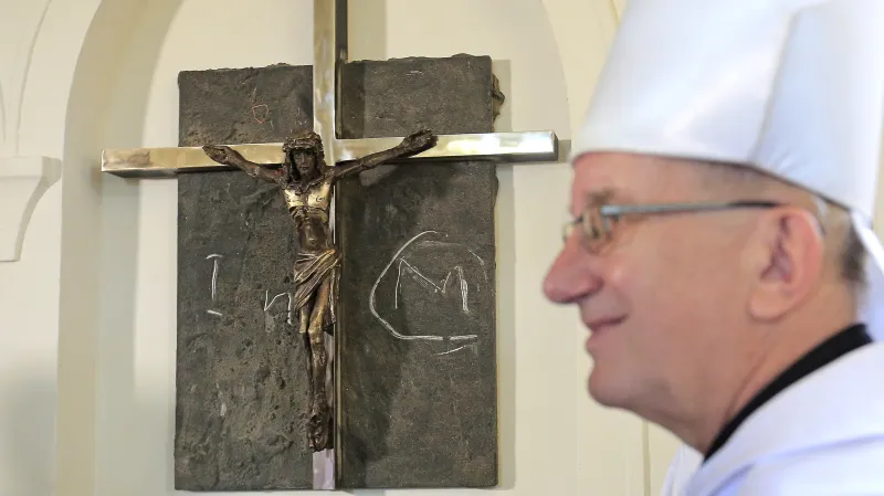 Opat želivského kláštera Jáchym Jaroslav Šimek před pamětním křížem vězněných duchovních