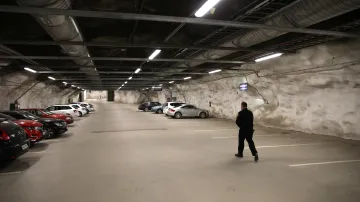 Tomi Rask, důstojník pro plánování nouzových situací helsinského záchranného sboru uvnitř podzemního krytu civilní obrany využívaného i jako parkoviště a sportovní hala