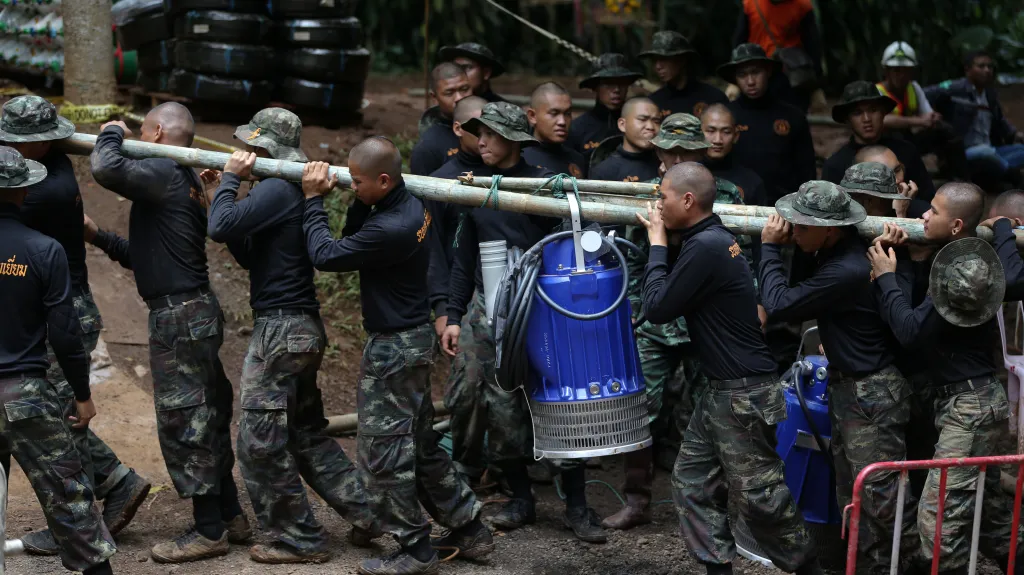 Vojáci přinášejí vodní čerpadlo