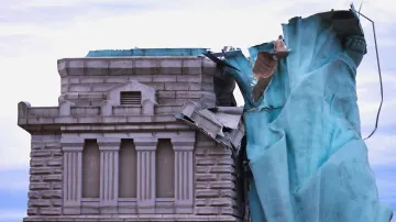 Silný vítr povalil brazilskou repliku Sochy svobody ve městě Guaiba