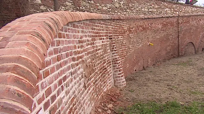 Řemeslníci už opravují zdi zámecké zahrady
