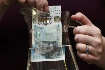 Británie pustila do oběhu plastovou pětilibrovou bankovku
