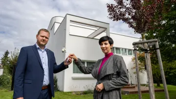 Markéta Pekarová Adamová předává Štěpánovi Černouškovi klíče od vily
