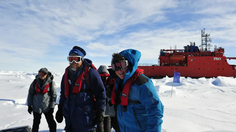 Evakuovaní cestující u australského ledoborce