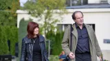 Ljuba Krbová a Adrian Jastraban na pohřbu Petra Skoumala