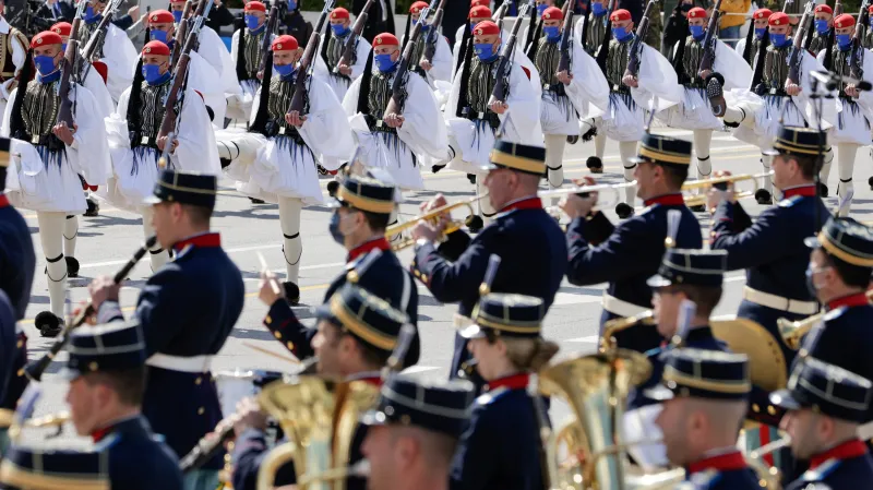 Řecké oslavy zahájila vojenská přehlídka v centru Athén