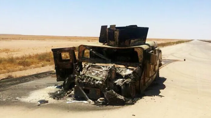 Zničené irácké vojenské vozidlo nedaleko Mosulu