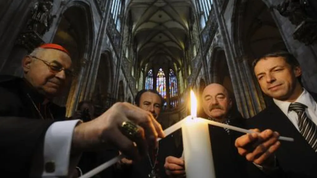 Kardinál a primátor zapalují betlémské světlo