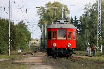 Křižík přivedl elektřinu na českou železnici před 120 lety. Od té doby se podařilo elektrizovat třetinu tratí