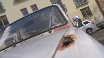 Městští strážníci kontrolují vraky v ulicích Brna