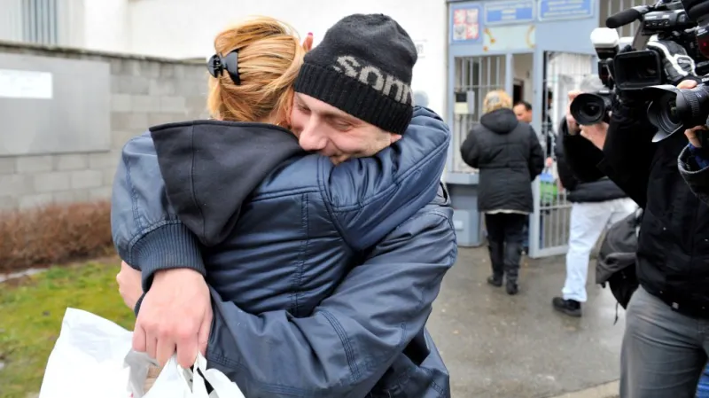 Amnestovaný vězeň se raduje na svobodě