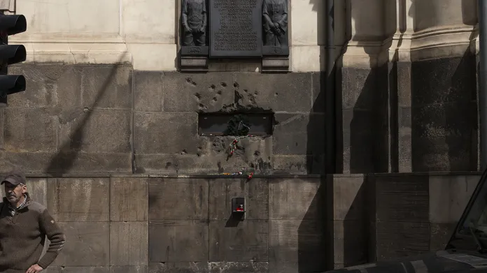 Okno krypty kostela v Resslově ulici v roce 1942 a 2019