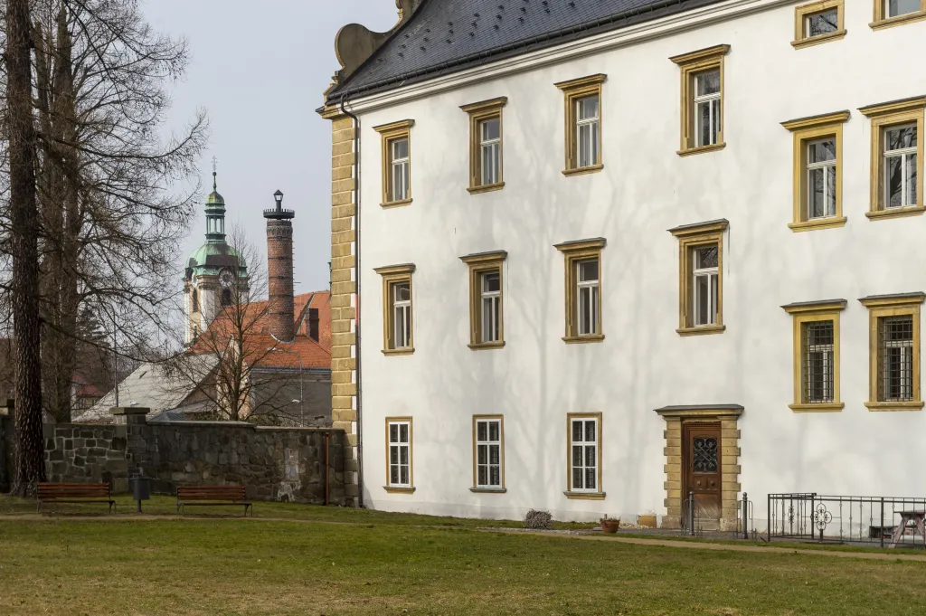 V době uzavření zámku zaměstnanci pracují na věcech, na které jindy není čas. Prostory jsou podle Kadlecové uklizenější, vyčištěné jsou i sklady. Pracovníci vytvořili nové stránky na sociálních sítích a nové propagační vizuály