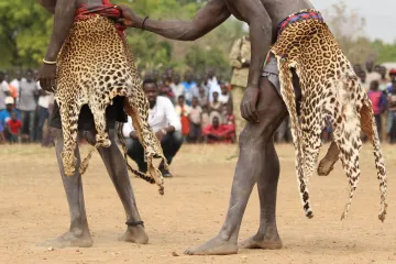 Válečníci v levhartí kůži. V nejmladší zemi světa se řeší etnické konflikty wrestlingem 