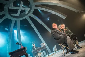 Recenze: V ABC vyvažují Na miskách vah umění a politiku